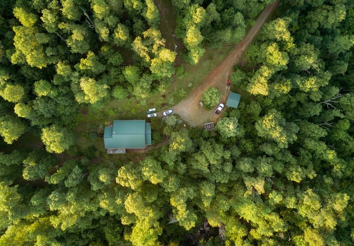 An arial photo of a cabin in the Ozark mountains in Arkansas.